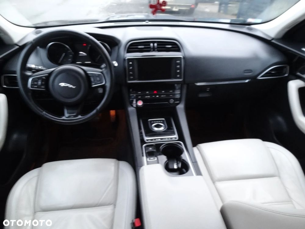 Jaguar F-Pace - 8