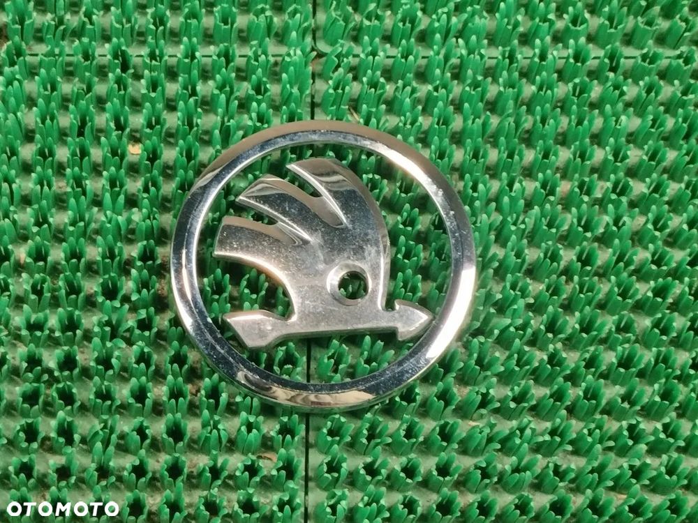 SKODA OCTAWIA 04-13r Znaczek Emblemat - 1