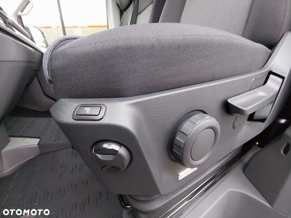 Volkswagen Crafter Crafter 35 Furgon, silnik: 2,0 l  130 kW, skrzynia biegów: napęd 4MOTION, automatyczna 8-biegowa rozstaw osi: 3640 mm - 10