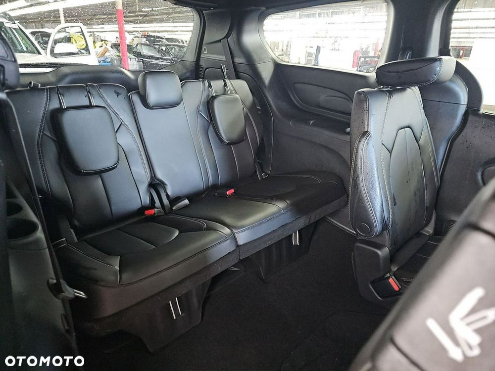Chrysler Pacifica - 12