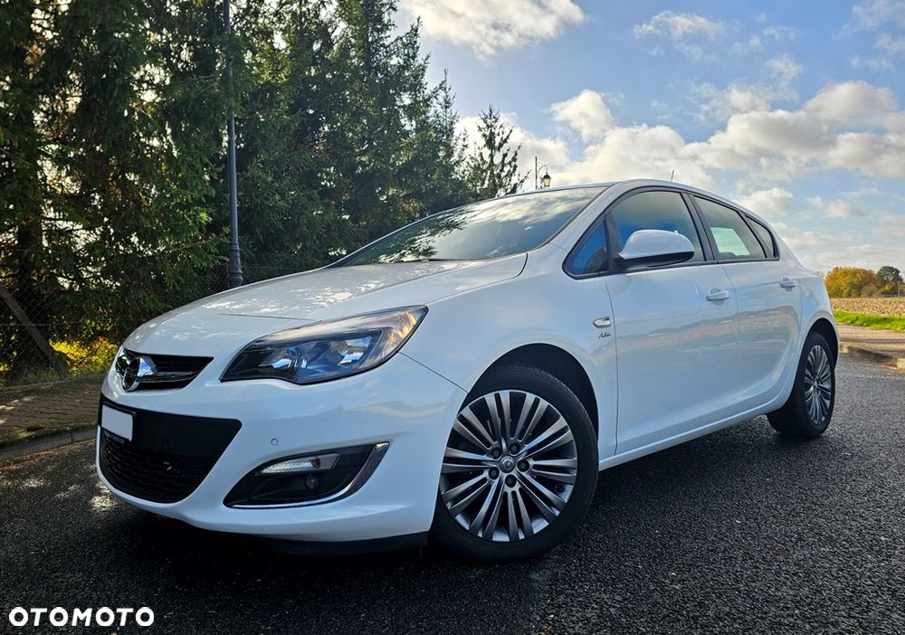 Opel Astra 2013 photo 2