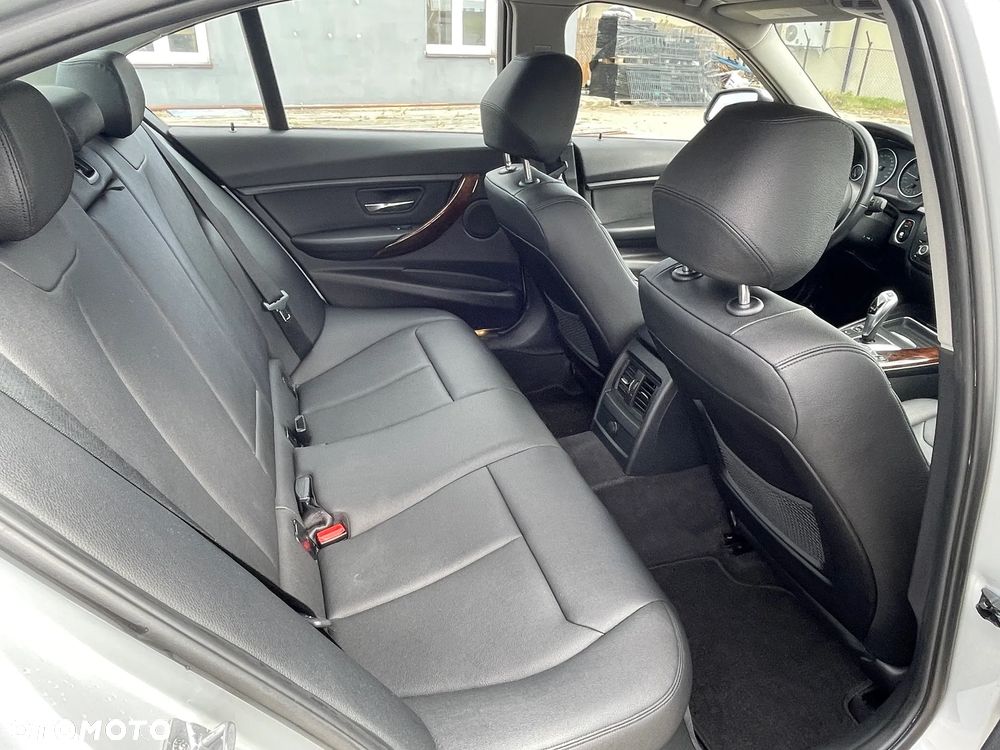 BMW Seria 3 328i xDrive Sport-Aut - 27