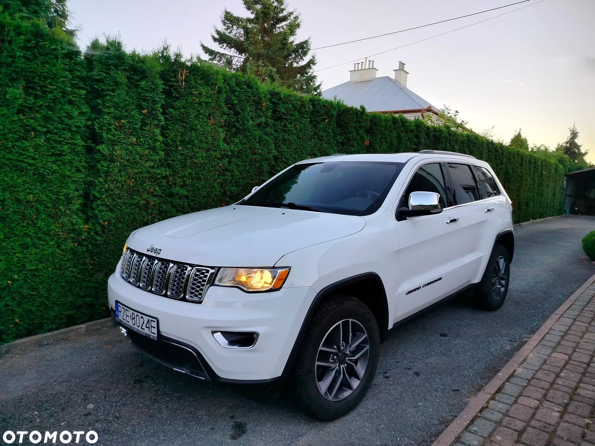 Jeep Grand Cherokee - 32