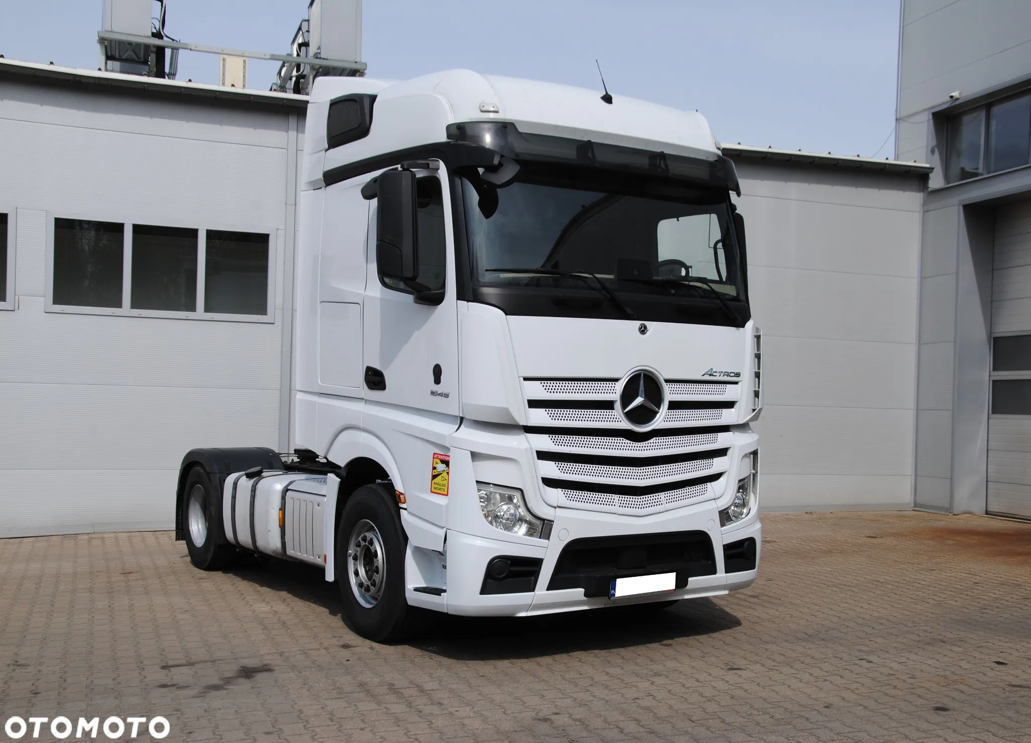 Mercedes-Benz Actros 1845, BigSpace, Pulpit multimedialny - 3