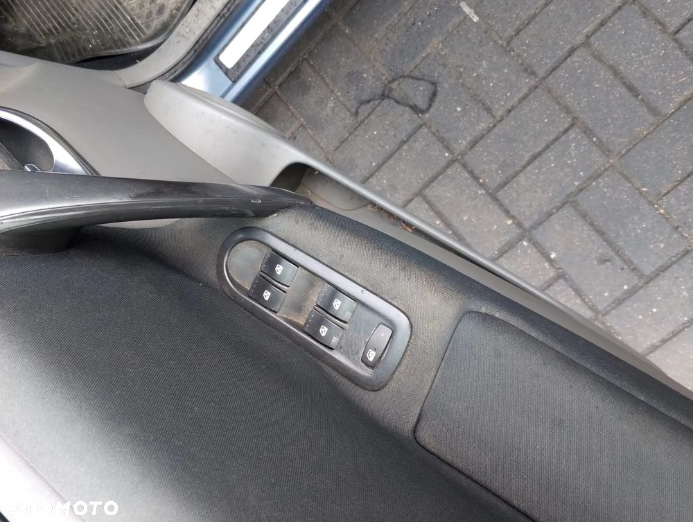 Renault Megane Grand Scenic II (03-06r.) 1.9 DCI 119KM. Silnik F9Q 812 Skrzynia ND0 002 lakier TED47/D47.Cały na części. GWARANCJA !!! Przód Tył Zestaw Komplet Drzwi Klapa Zderzak Błotnik Maska Grill Atrapa Szyba Pas Lampa Lusterko Boczki Fotel Kanapa Kokpit Deska Rozdzielcza Przełącznik Włącznik Sterownik Przewody Wiązka Instalacja Moduł Komputer Czujnik Listwa Pompa Alternator Wtryski Głowica Rozrusznik Kompresor Sprzęgło Dwumas Silnik Skrzynia ABS Klimatyzacji Paliwa Wspomagania Kolektor Turbina Przepustnica Zawór Chłodnica Koło Hak Belka Sanki Zawieszenie Mcpherson Półoś Amortyzator Wydech Tłumik Zacisk Most - 12