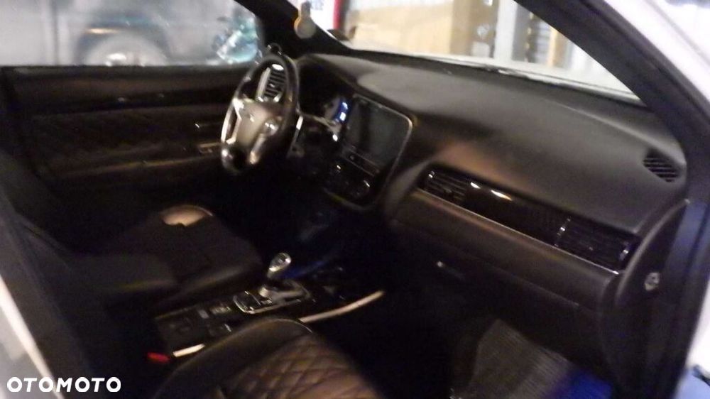 Mitsubishi Outlander Intense + - 10