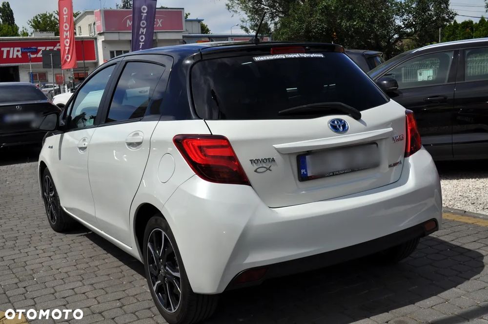 Toyota Yaris Hybrid 100 Selection Platinum - 12