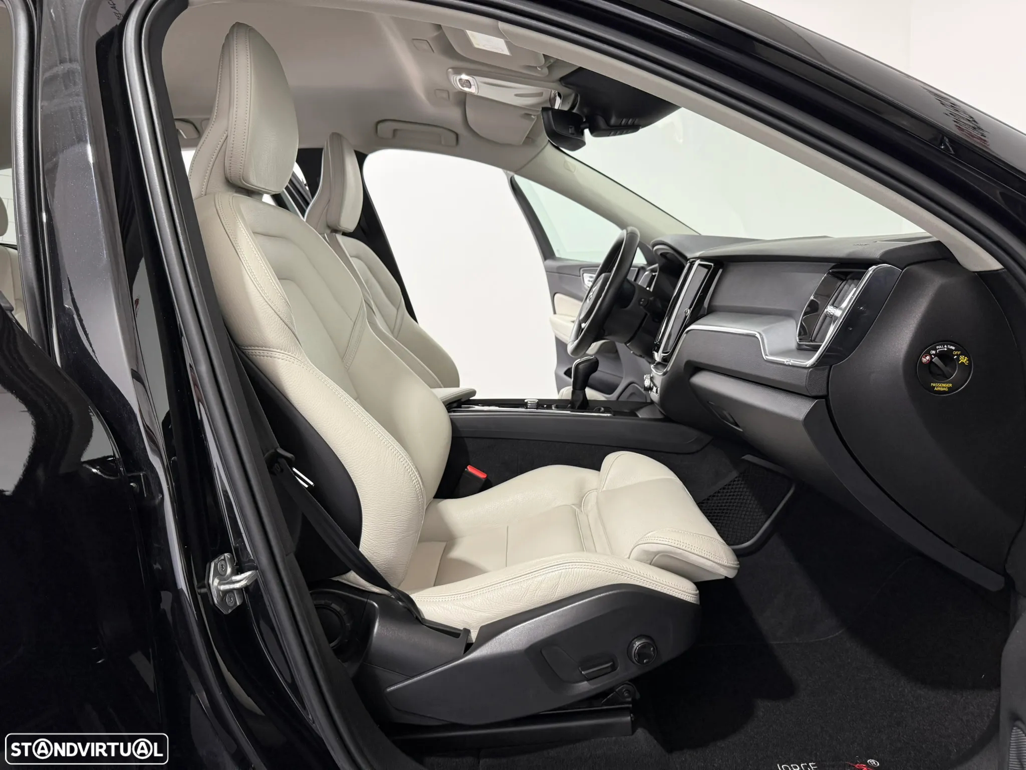 Volvo XC 60 2.0 D4 Momentum Plus - 35