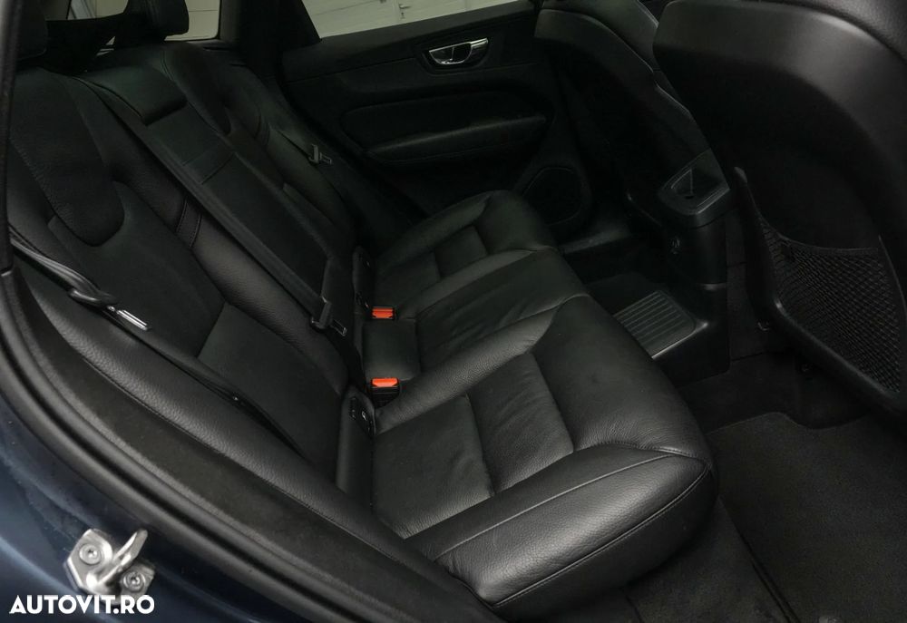 Volvo XC 60 T8 Twin Engine AWD Momentum Pro - 17