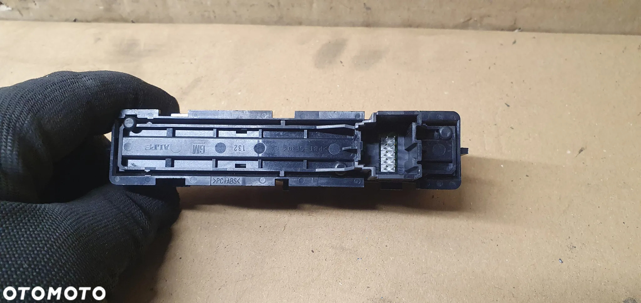 Włącznik awaryjnych centralnego zamka Opel Zafira C 20934759 - 4