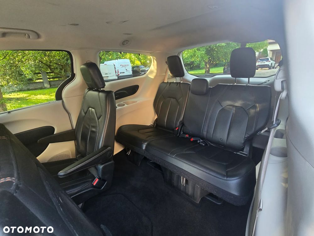 Chrysler Pacifica - 16