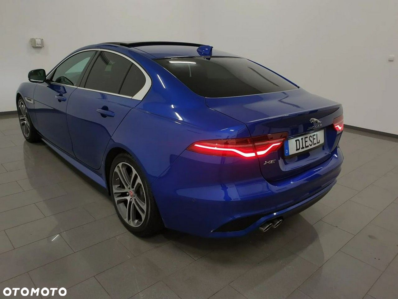 Jaguar XE 2.0 D180 R-Dynamic SE - 6