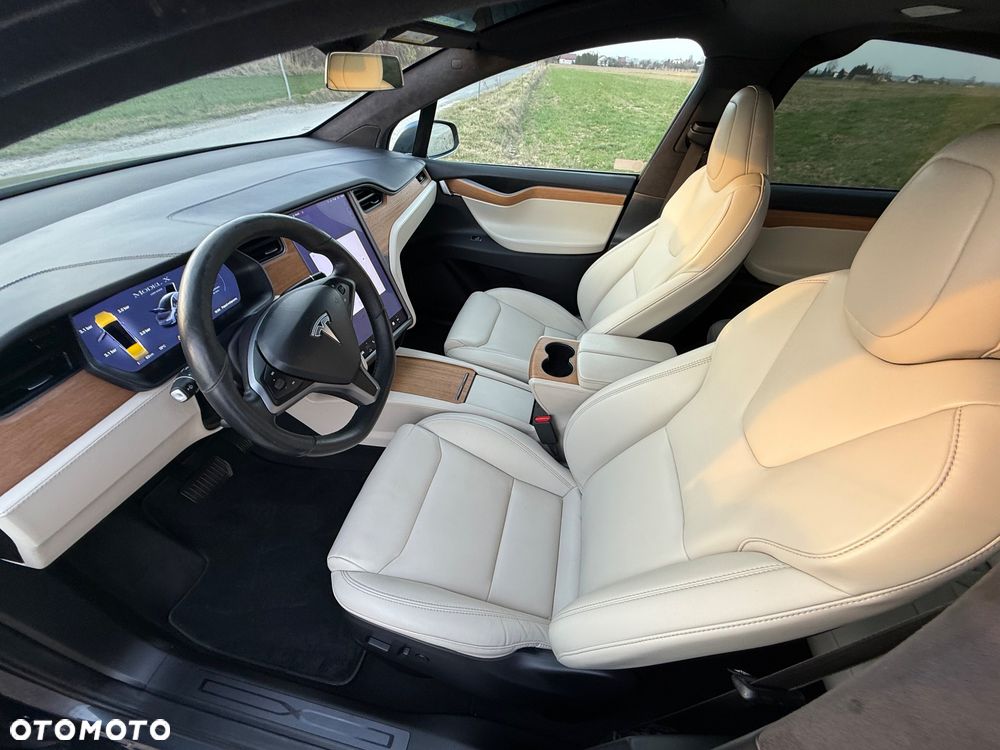 Tesla Model X - 8