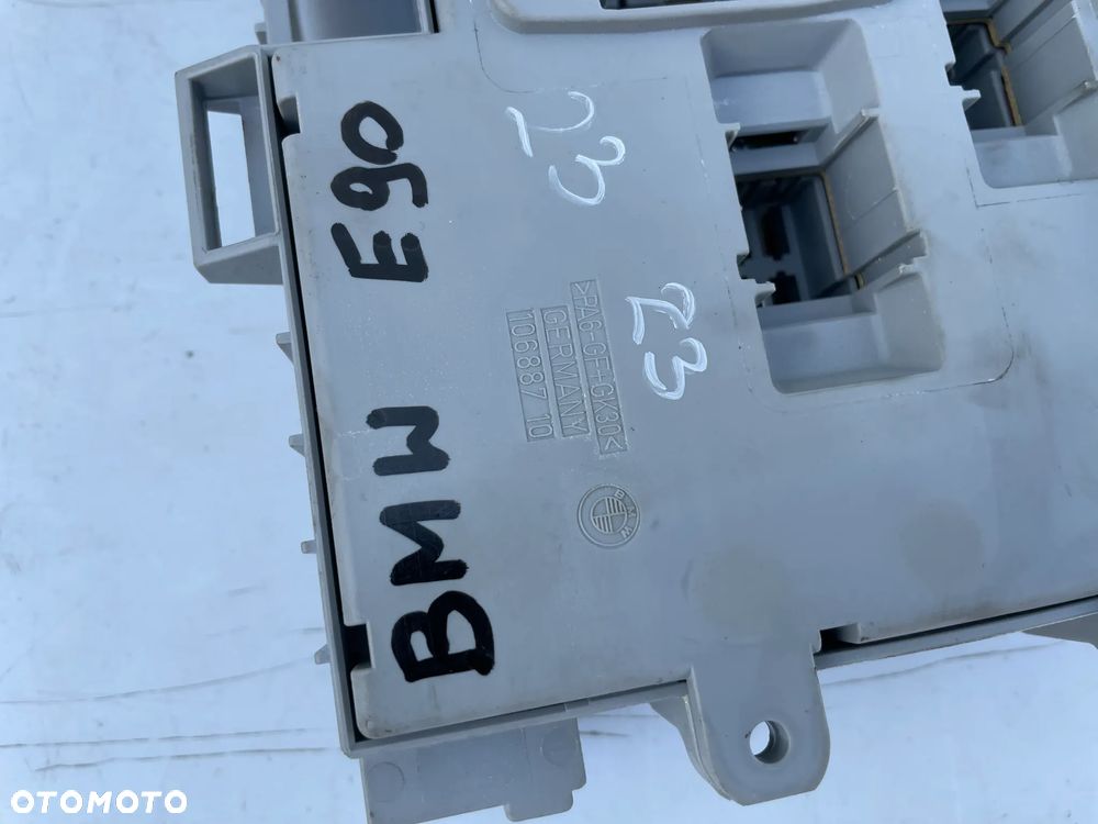 SKRZYNKA BEZPIECZNIKÓW 10688710 690662406 BMW E90 2.0 - 2