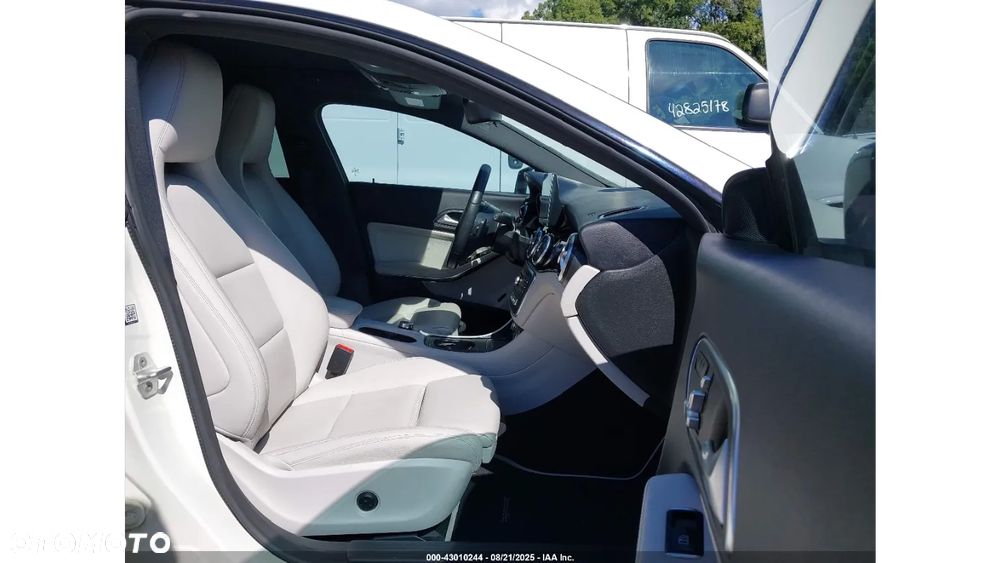 Mercedes-Benz CLA 250 4Matic 7G-DCT - 9