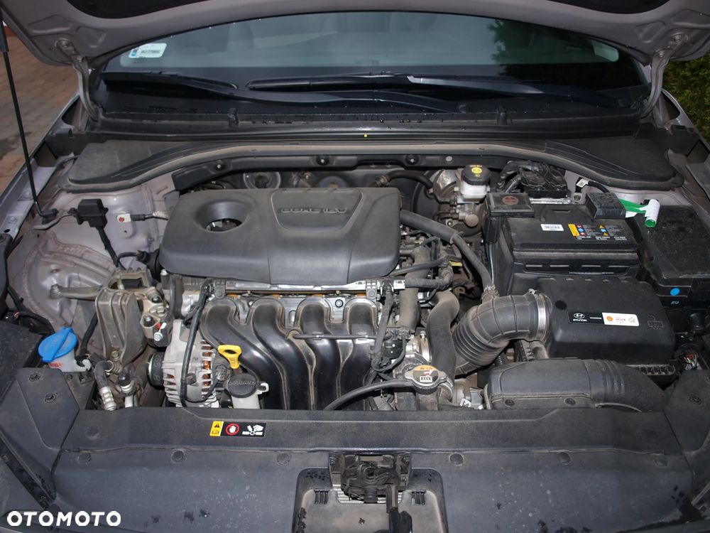 Hyundai Elantra 1.6 Style - 12