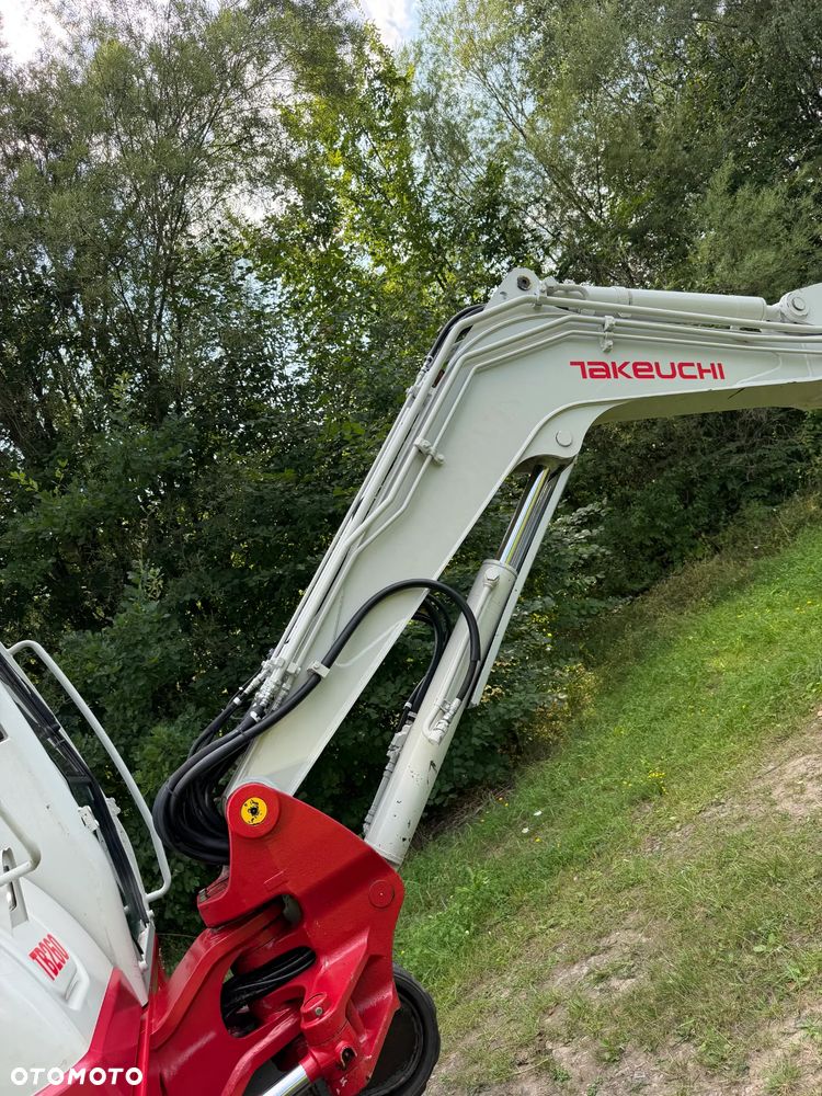 Takeuchi TB 260 Japońska Koparka Gąsienicowa 6 ton. Szybka maszyna i potężna moc. jak Nowa z Salonu 2020 rok. Niski Przebieg-2800mtg. KLIMATYZACJA. Nagłośnienie. Łyżka skarpowa oraz kopiąca. Szybko-złącze hydrauliczne. Yanmar silnik 4 cylindry! Maszyna z Norwegii. ani deka luzów i wycieków! OKAZJA Linia Hydr podwójna. Plus .Długie ramię PLUS. Oświetlenie LED dodatkowe. Zamki na tłokach. Wielka Okazja! Pełne sterowanie z dżojstików!! Aktualna DEKRA! - 30