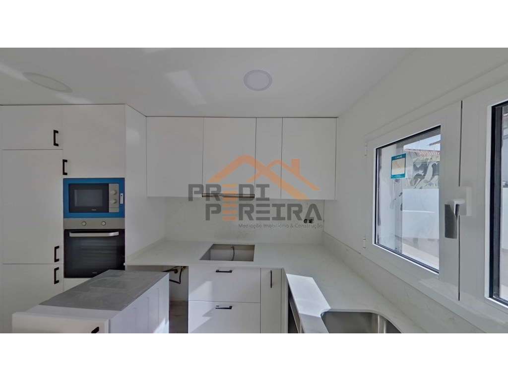 Situado em Famões, andar de moradia T2 +1 e loja. - Grande imagem: 2/35