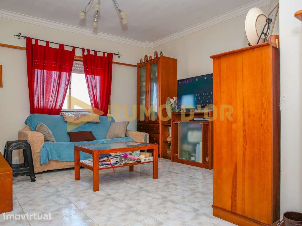 Apartamento T2 em excelente estado de conservação a 2 minutos da A1 - Grande imagem: 2/27