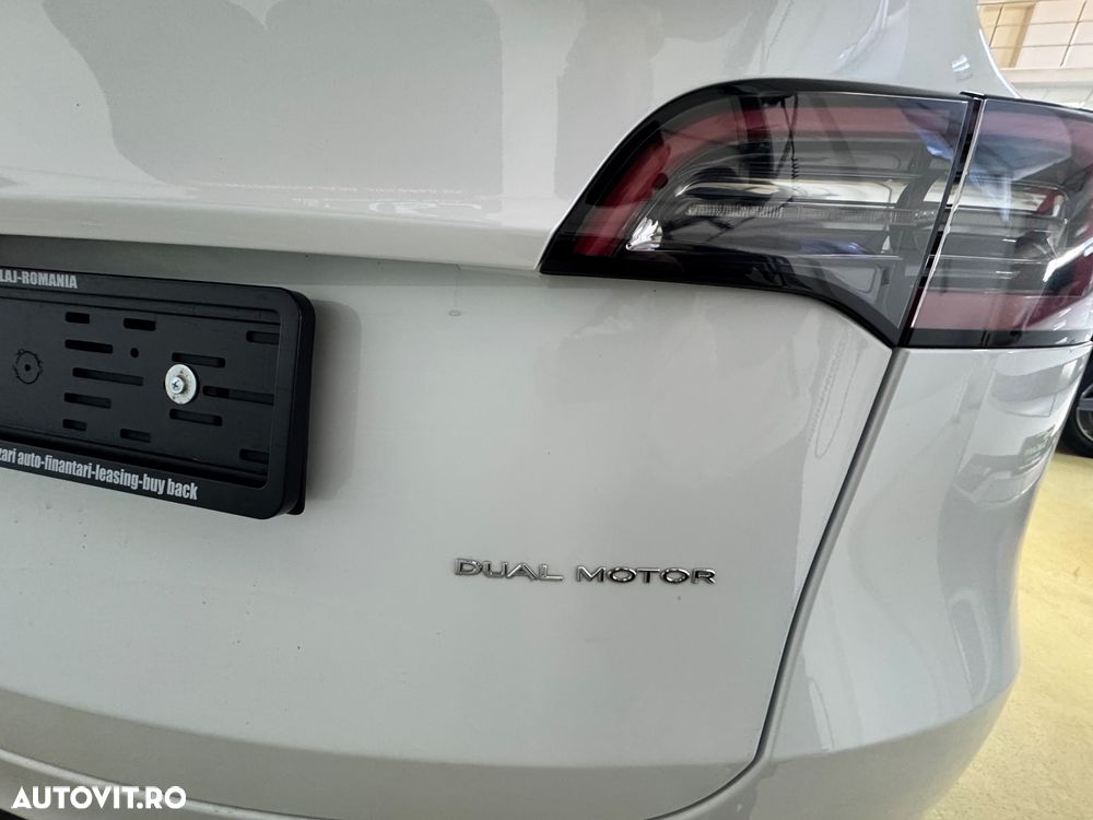 Tesla Model Y Long Range Dual Motor AWD - 13