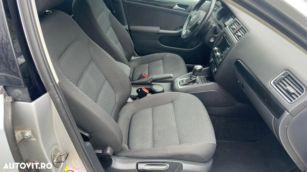 Volkswagen Jetta 1.6 TDI DSG Blue Motion Technology Comfortline - 24