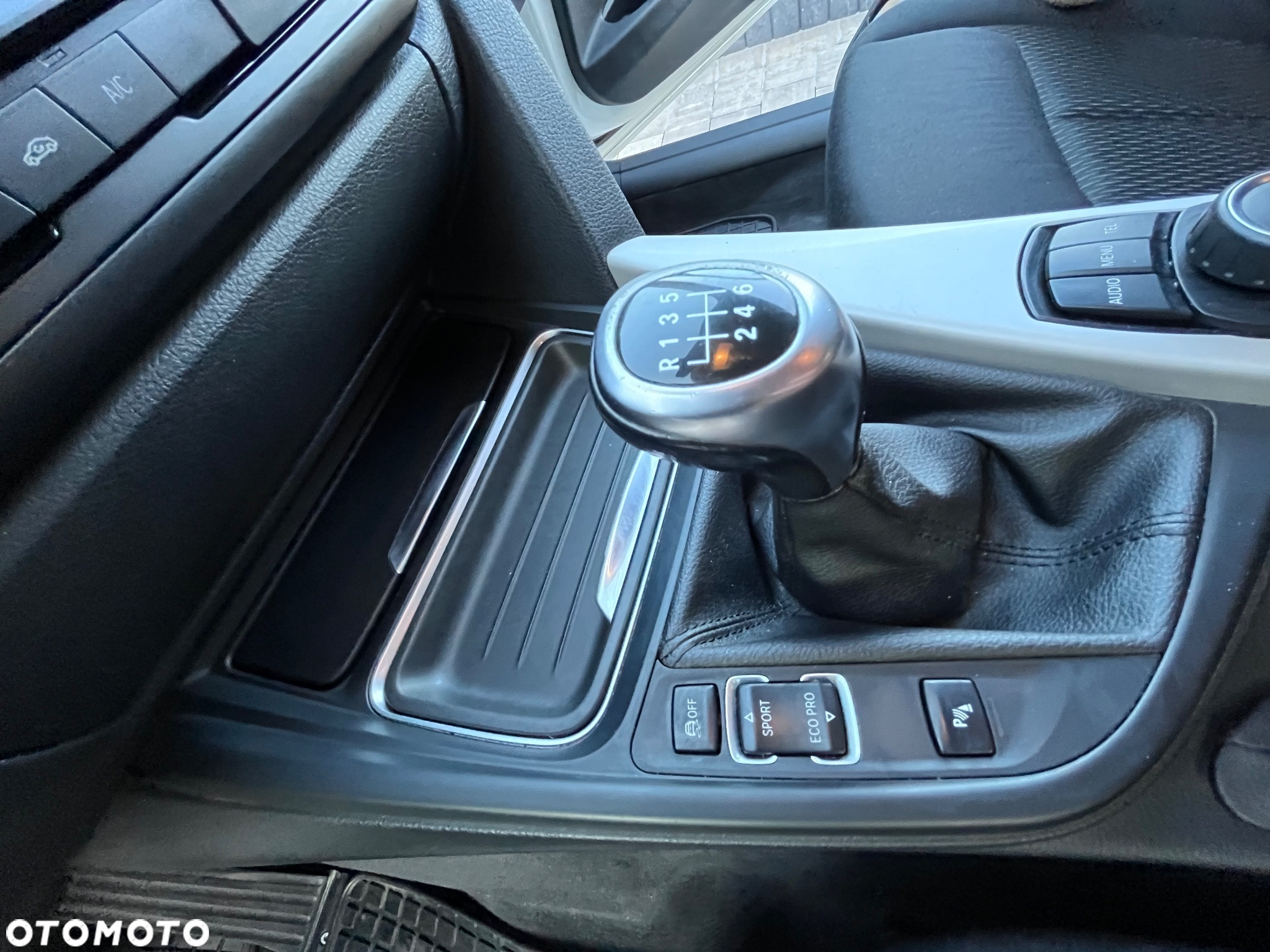 BMW Seria 3 318d xDrive - 10
