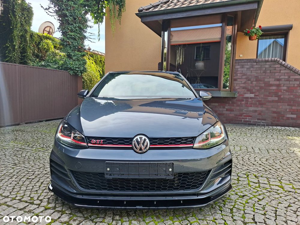 Volkswagen Golf - 1