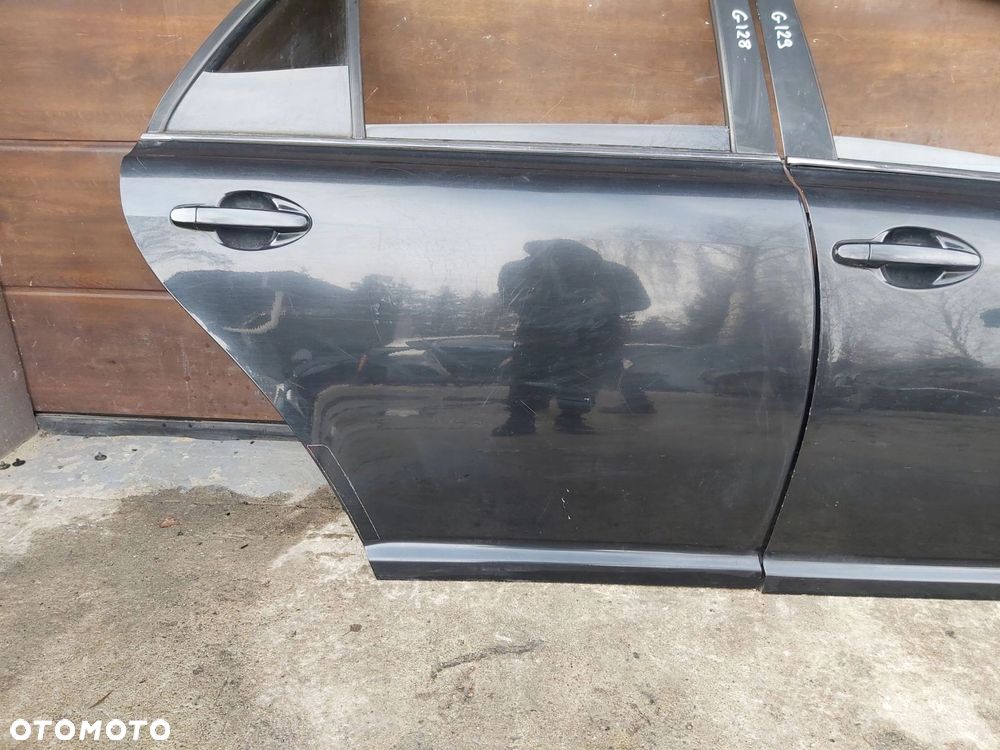 TOYOTA Avensis T25 03-08 r drzwi prawy tył prawe tylne KOMBI 209 - 2