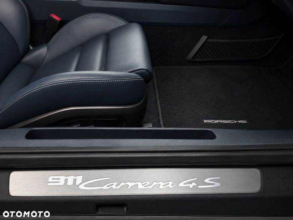 Porsche 911 Carrera 4S - 12