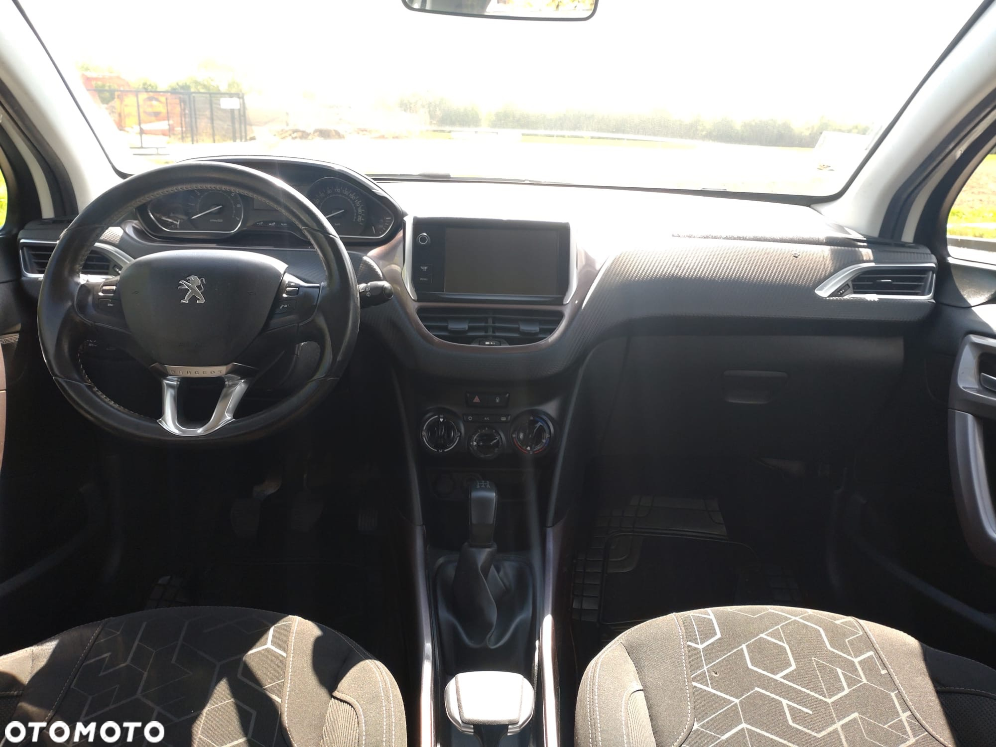 Peugeot 2008 1.2 Pure Tech Allure S&S - 23