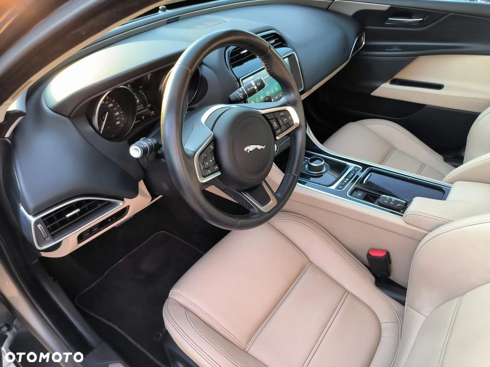 Jaguar XE 2.0 T Prestige - 32