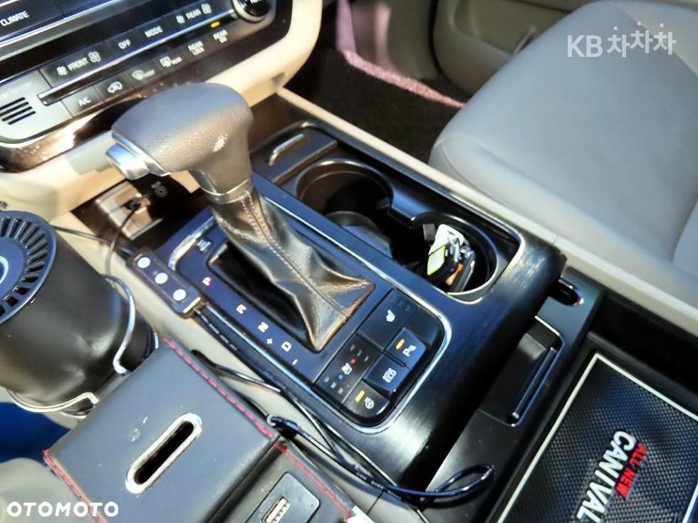 Kia Carnival - 11