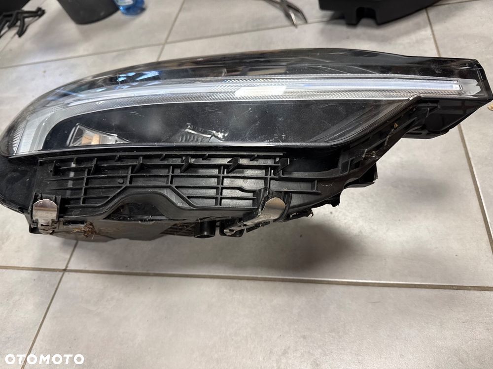 Volvo XC60 II 17- reflektor full led prawy - 2