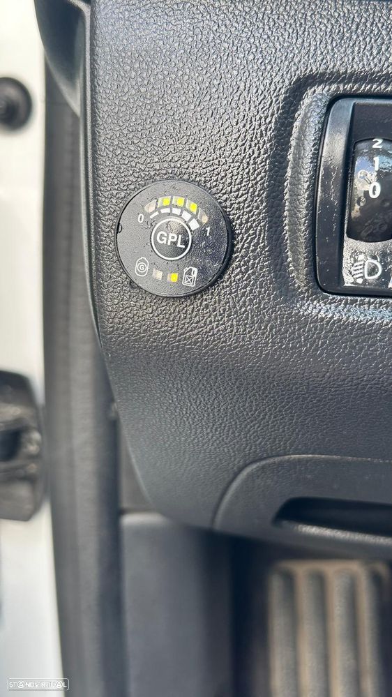 Renault Clio 0.9 TCe Limited Bi-Fuel - 13
