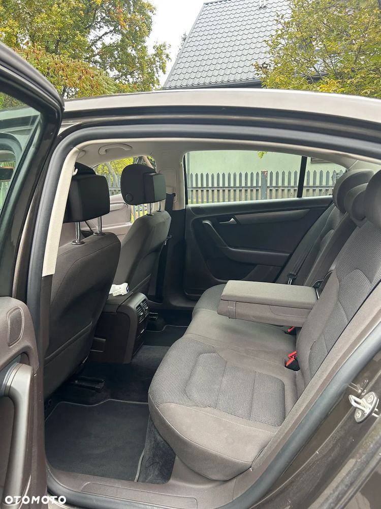 Volkswagen Passat - 11