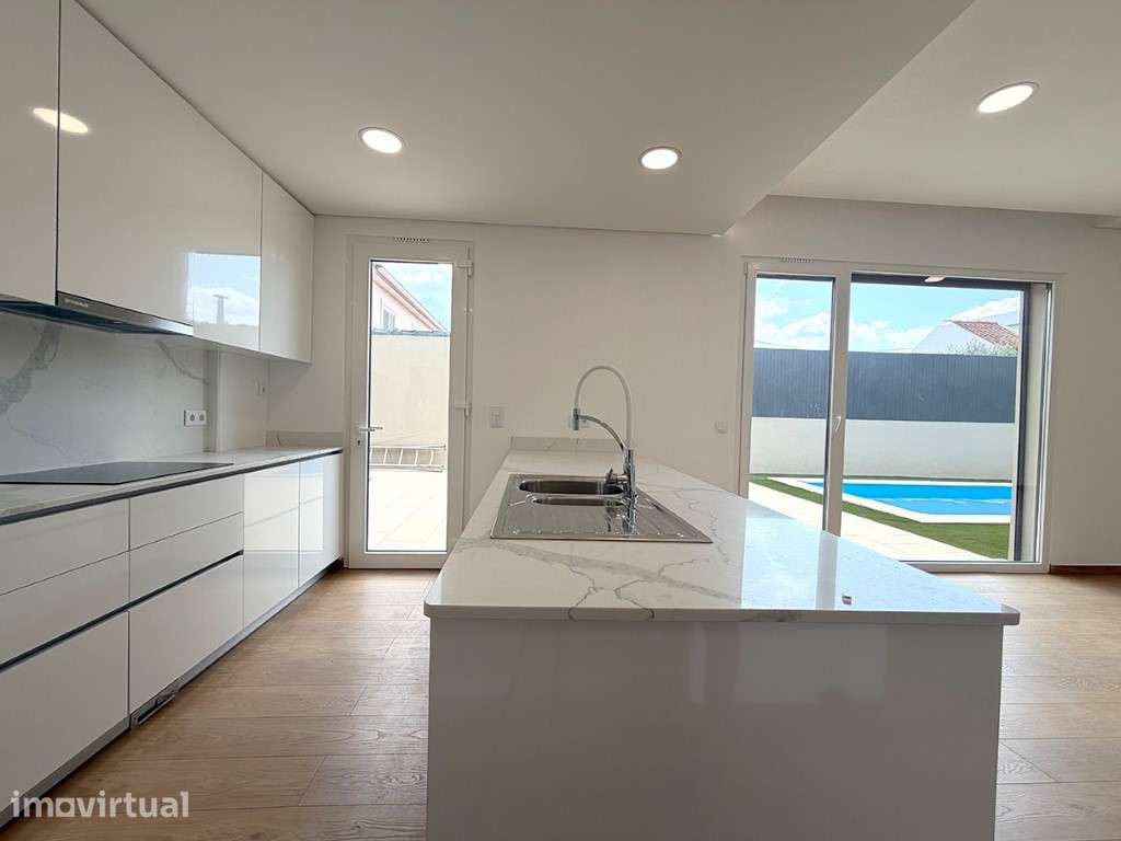 Moradia T4 Térrea Nova com Piscina, 3 Suites a venda em Azeitão - Grande imagem: 4/25