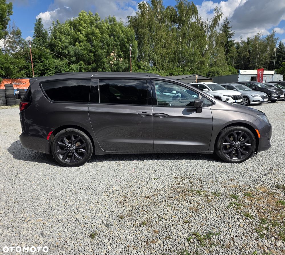 Chrysler Pacifica - 4