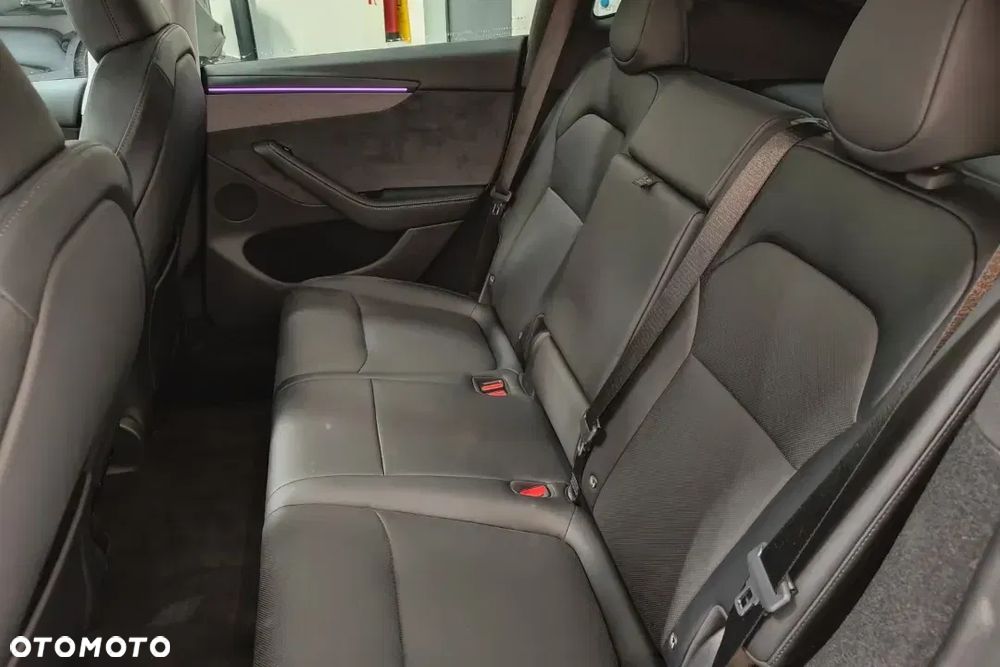 Tesla Y 79kWh Long Range AWD - 16
