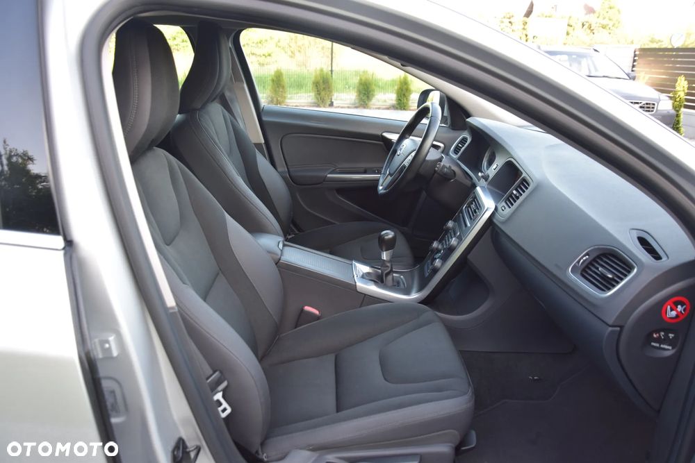 Volvo V60 D3 Momentum - 30