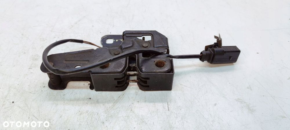 ZAMEK MASKI RYGIEL AUDI A4 B7 8E0823509C - 4