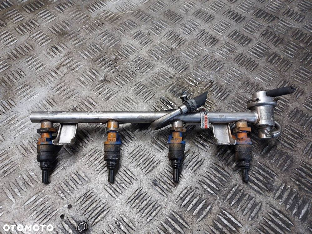 LISTWA WTRYSKOWA AUDI A4 B5 1.8 20V 058133551F - 1
