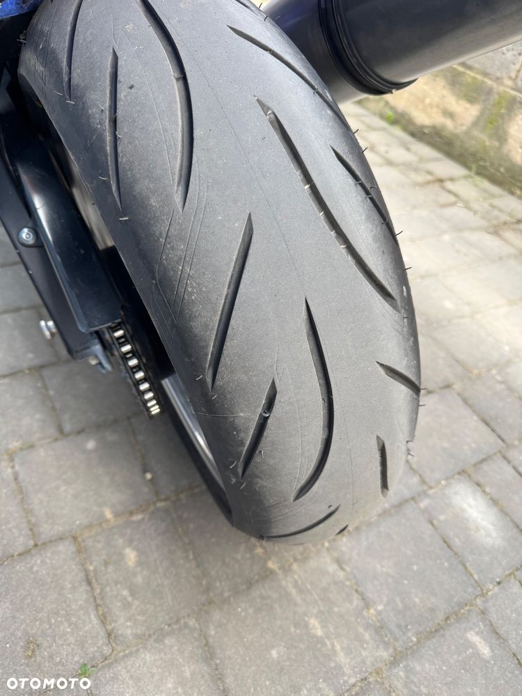 Yamaha R1 - 8