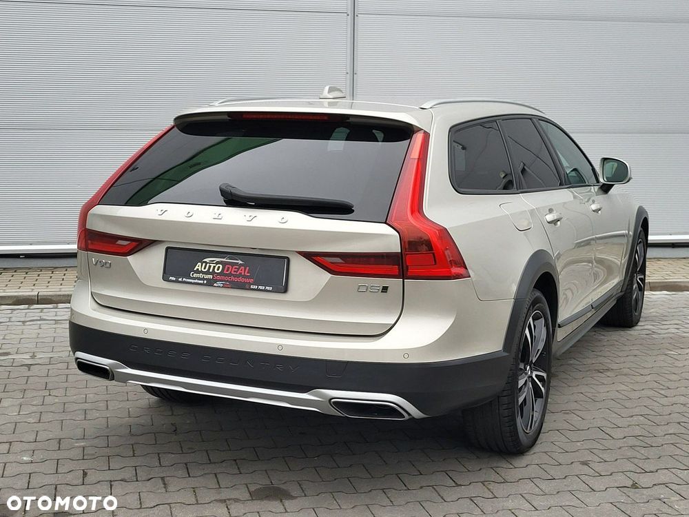 Volvo V90 Cross Country - 11