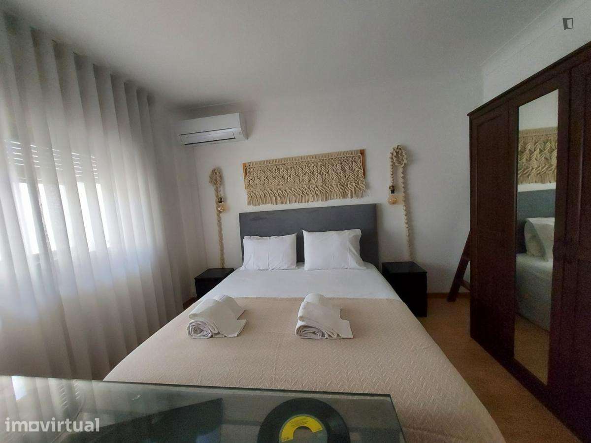 Quarto - localizado em Santa Marinha Porto - Grande imagem: 4/15