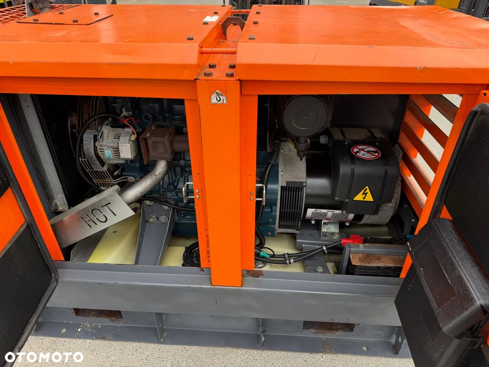 Atlas Copco QAS 20 Agregat Prądotwórczy Wyciszony GENERATOR 20 KW 2016r. JAK NOWY z Norwegii. Silnik KUBOTA 4 cylindry. Prądnica Leroy-Somer PARTNER. Maszyna działa wzorowo! Nie posiada ani deka zniszczeń! Pochodzi z Upadłośći Norweskiej. Okazja pełny ORYGINAŁ. Maszyna po serwisach w autoryzowanym oddziale. Agregat Gotowy do pracy!! - 12