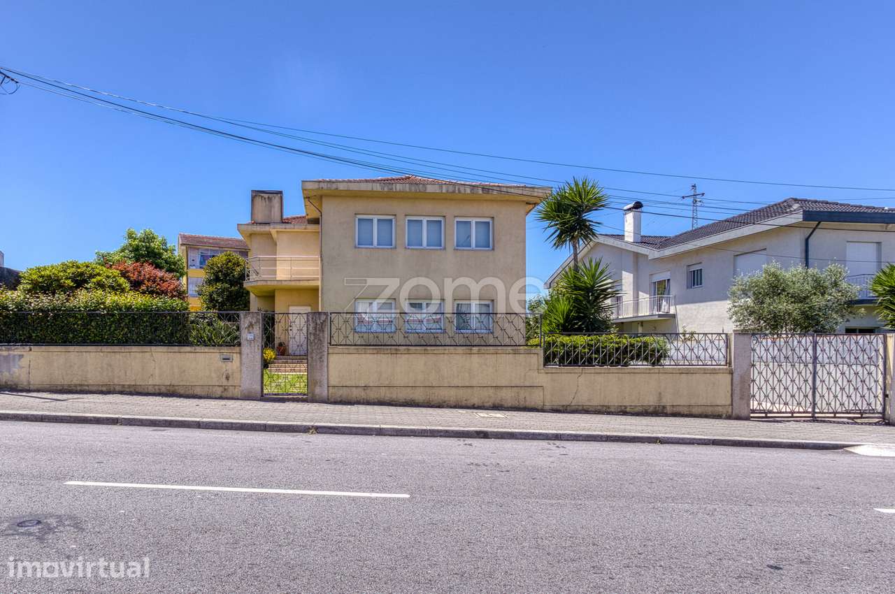 Moradia T4 +2, 1 suite, 2 pisos, 717m², poço, Oliveira do Douro. Ga... - Grande imagem: 3/47