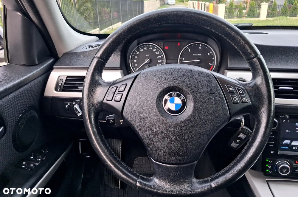 BMW Seria 3 318d DPF Edition Lifestyle - 27