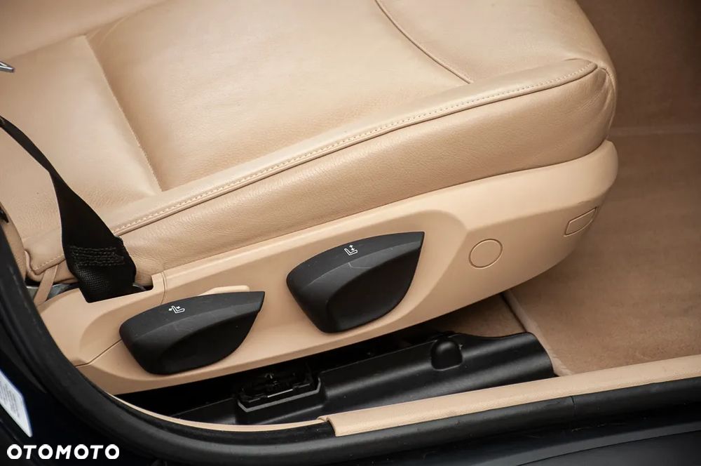 BMW Seria 3 325i - 25