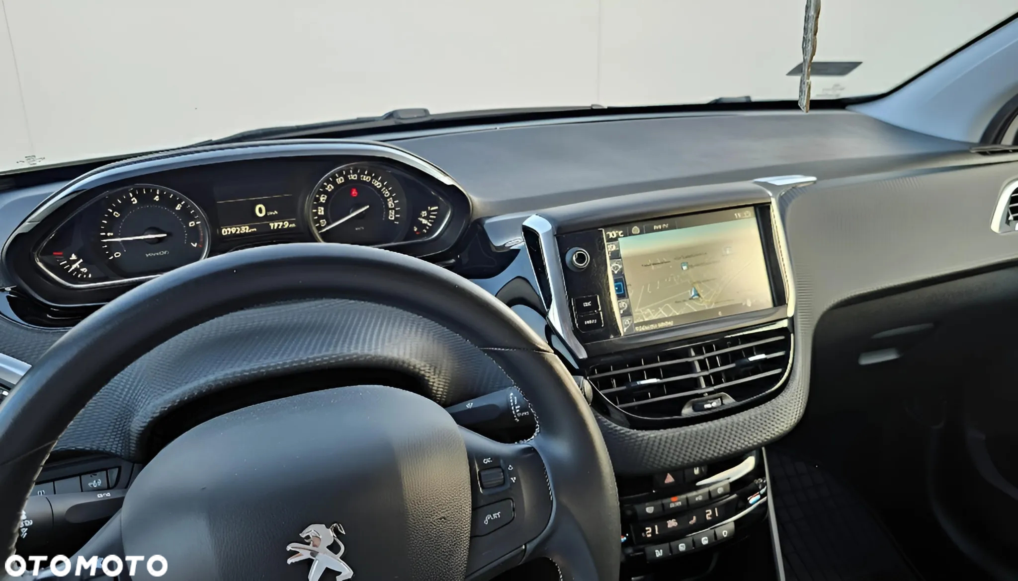 Peugeot 2008 1.2 Pure Tech Allure S&S - 10