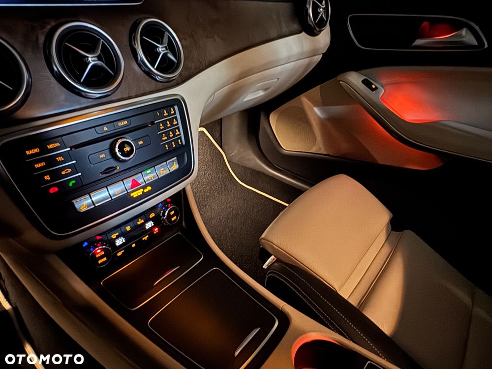 Mercedes-Benz GLA 200 7G-DCT Urban - 16
